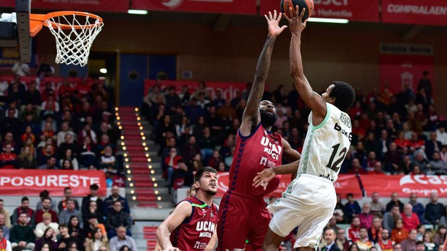 Howard Sant-Roos, el jugador que más robos realiza del UCAM Murcia en la ACB, ante Renfroe en el Palacio.  | ACB PHOTO/J.BERNAL