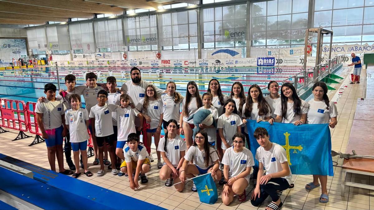Los integrantes del Club Natación Lugones que compitieron en Pontevedra.