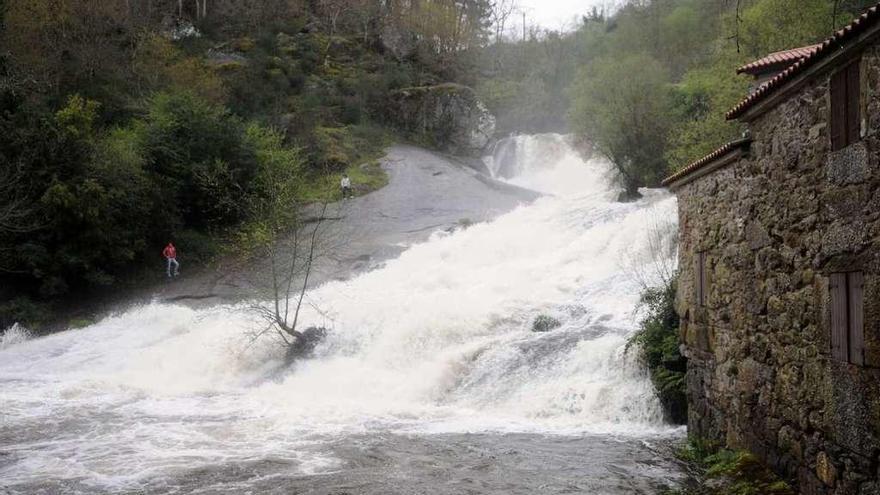 La parte alta de la cascada de Barosa será el inicio de la ruta. // Noé Parga