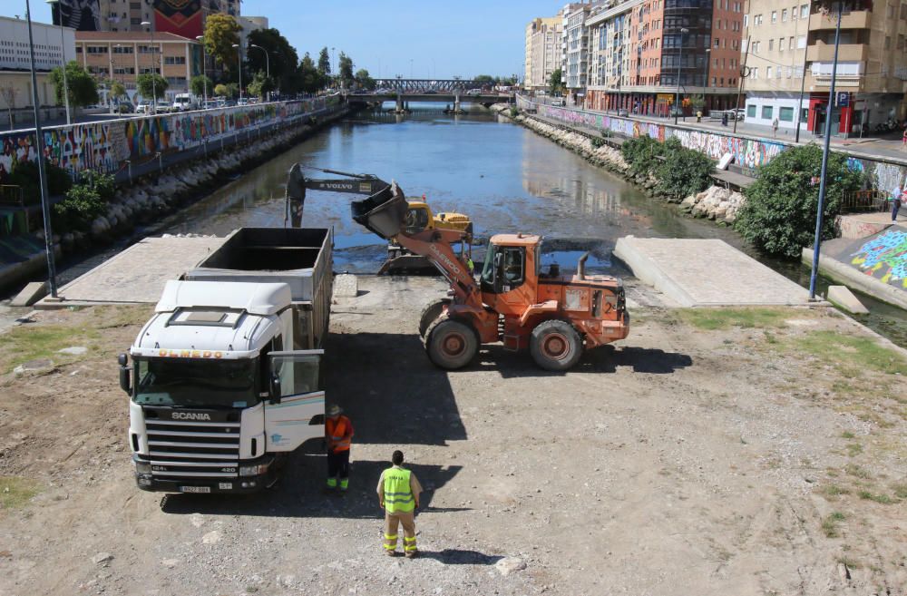 Se inicia la limpieza de lodos del río Guadalmedina