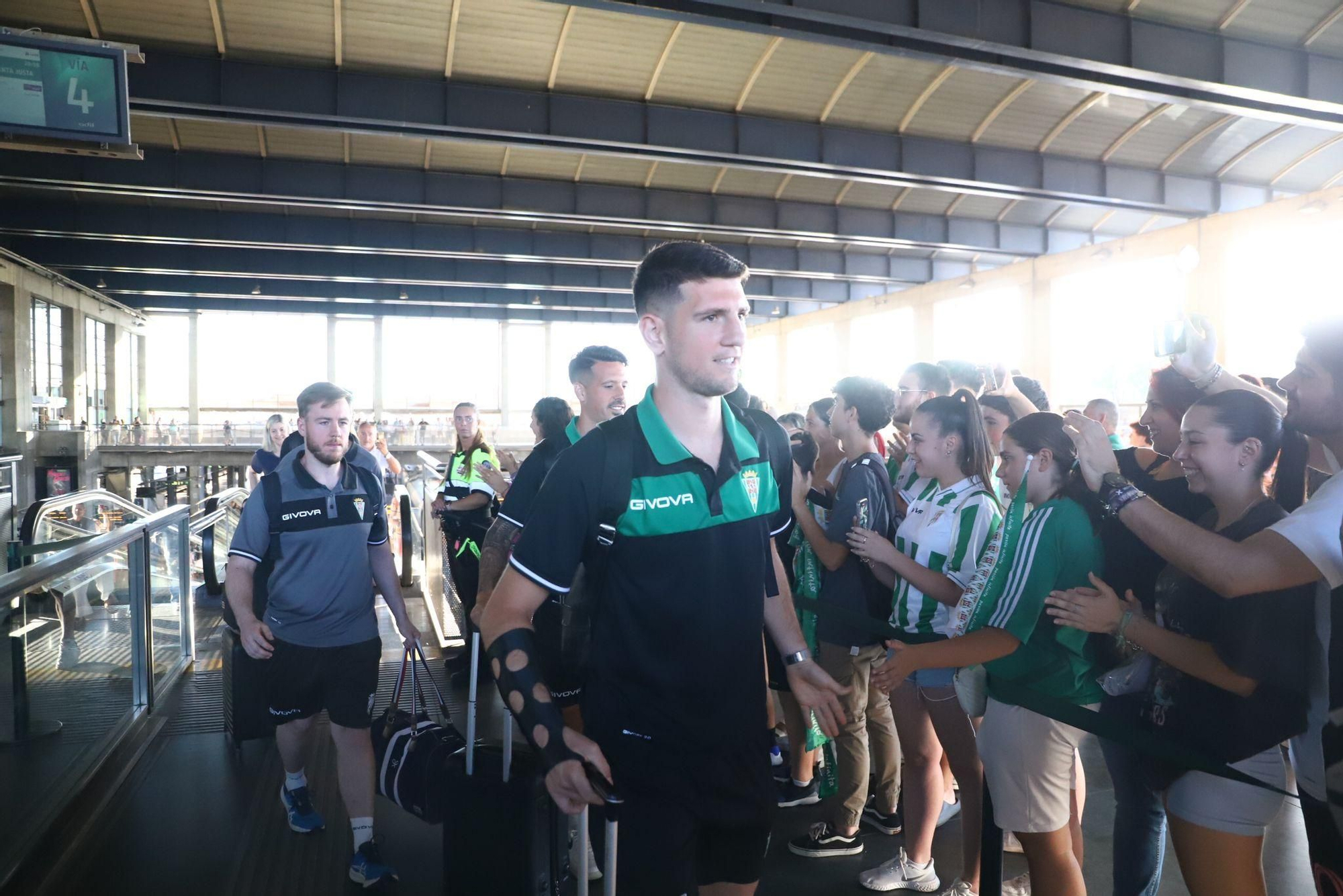 El Córdoba CF vuelve a casa tras el penúltimo paso hacia el ascenso