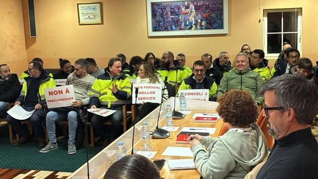 Los trabajadores durante el pleno del lunes |  FdV