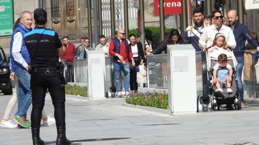 Un agente de la Policía Local junto a las rampas.   | // F. CASANOVA