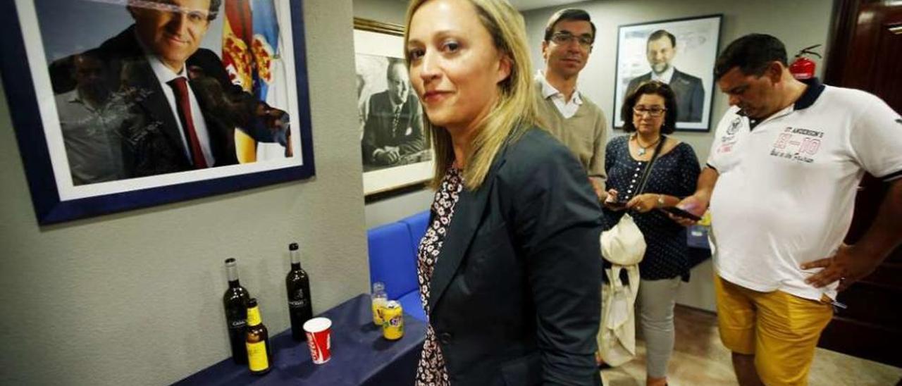 Elena Muñoz abandona la sede del PP de Vigo tras conocer los resultados. // Marta G. Brea