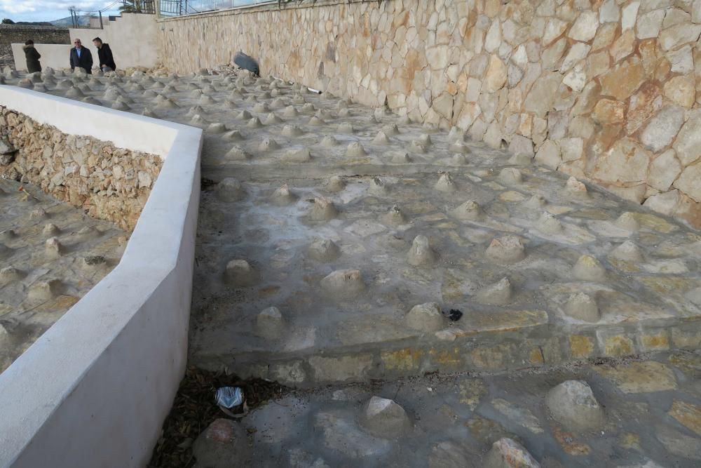 Der Täter ist identifiziert: Die Küstenbehörde hat herausgefunden, welche Baufirma einen Küstenabschnitt in Bendinat im Südwesten von Mallorca so umgestaltet hat, dass einbetonierte Steinspitzen Badegäste abschrecken. Ein Sanktionsverfahren wurde eingeleitet.
