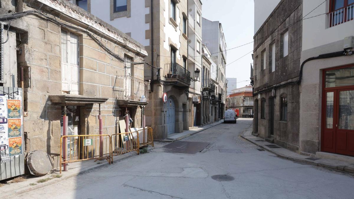 Estado actual de la Rúa do Pazo, con las zanjas cubiertas provisionalmente de cemento.