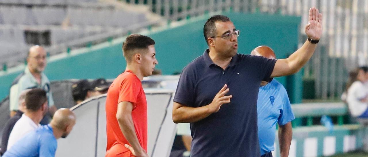 Germán Crespo da instrucciones a Rafael Castillo durante el pasado choque ante el Villarreal B.