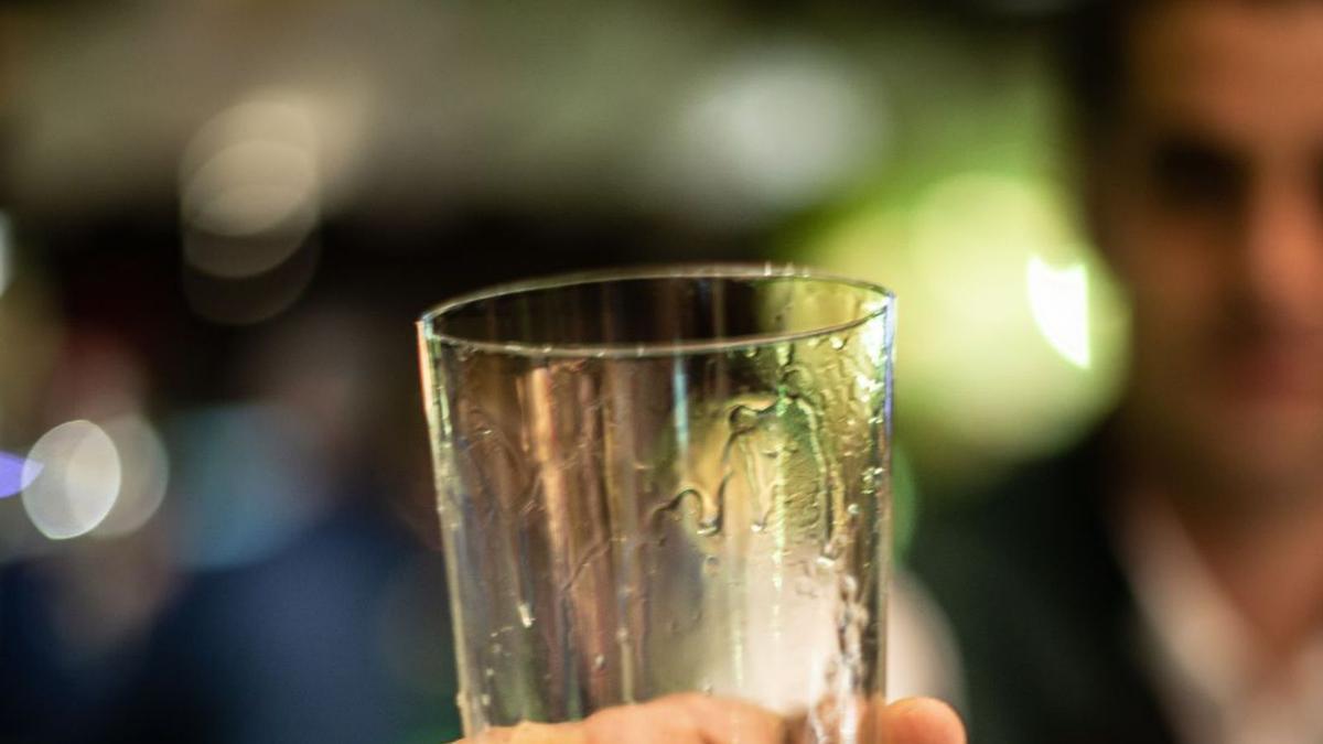 Arriba, tapa y sidra DOP en uno de los establecimientos participantes. A la izquierda, vaso de sidra con un culín. | pablo sOLARES/ Lne