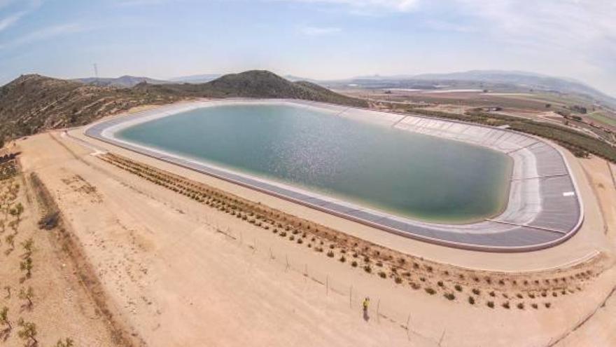 El embalse La Cuesta de Villena distribuye por la provincia de Alicante todos los caudales del Júcar trasvasados desde Cullera.