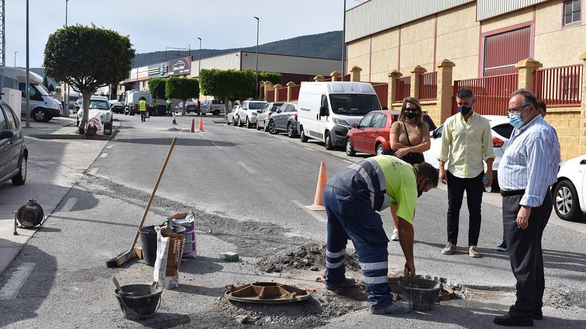 El alcalde de Alhaurín de la Torre, Joaquín Villanova, supervisa los primeros trabajos.