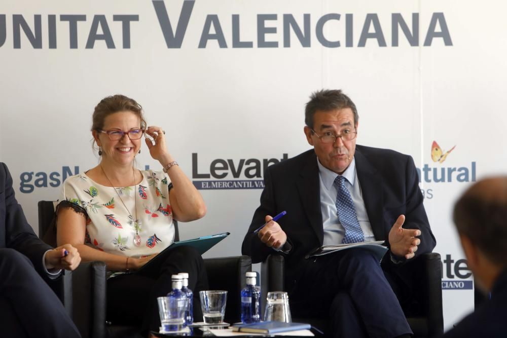 Elena Cebrián, consellera de Agricultura y Medio Ambiente, junto a Julio Monreal, director de Levante-EMV