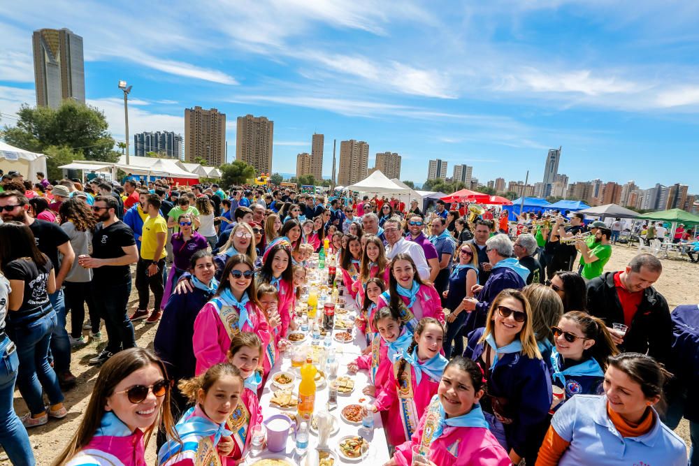 El "Día de La Mona" congrega a más de 125 peñas y 3.000 festeros en Benidorm.