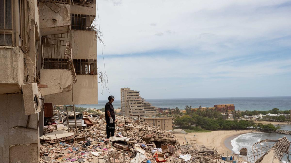 Un rescatista observa escombros en una zona afectada por los terremotos, en Catia La Mar (Venezuela). EFE/ Ronald Peña R