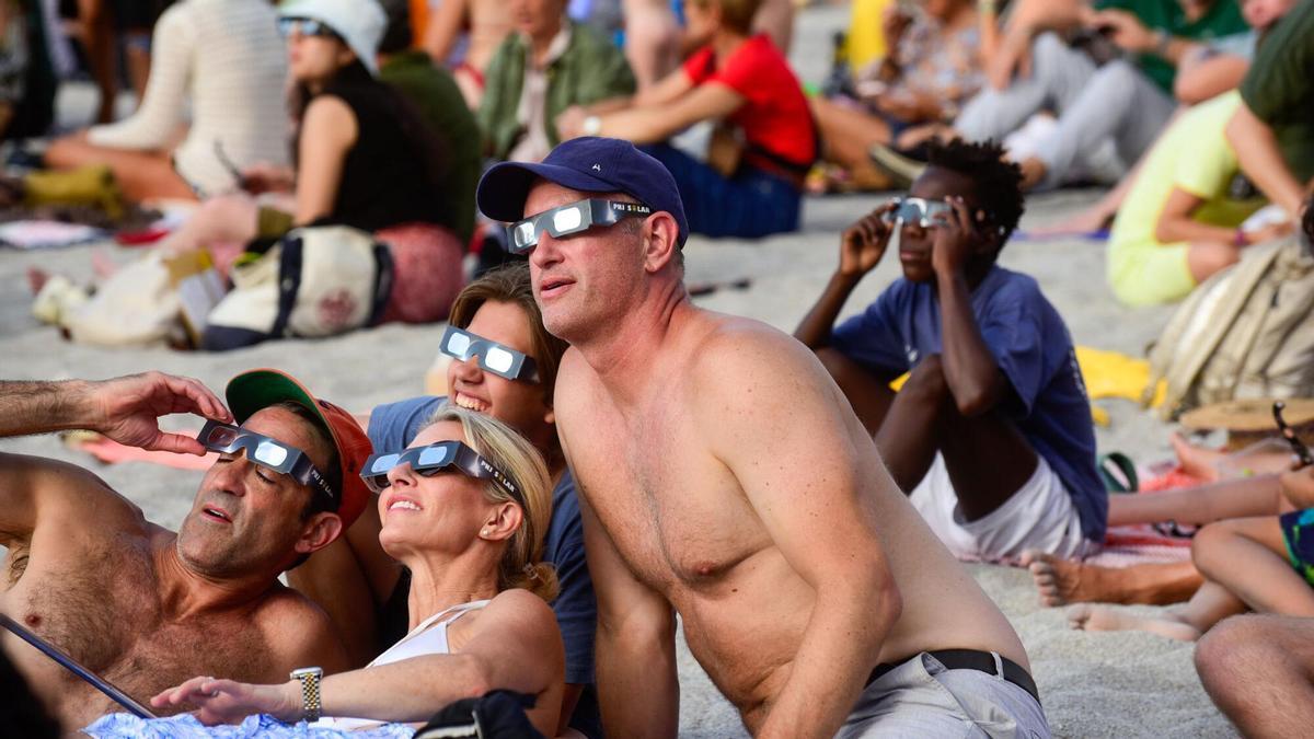 Extranjeros disfrutando del eclipse total en A Coruña