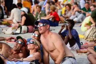 El eclipse solar dispara el gasto de turistas extranjeros en A Coruña un 43,6%