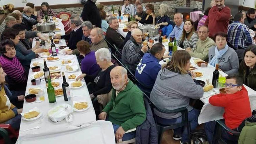 Los vecinos de Melarde estrenan las Jornadas de los callos