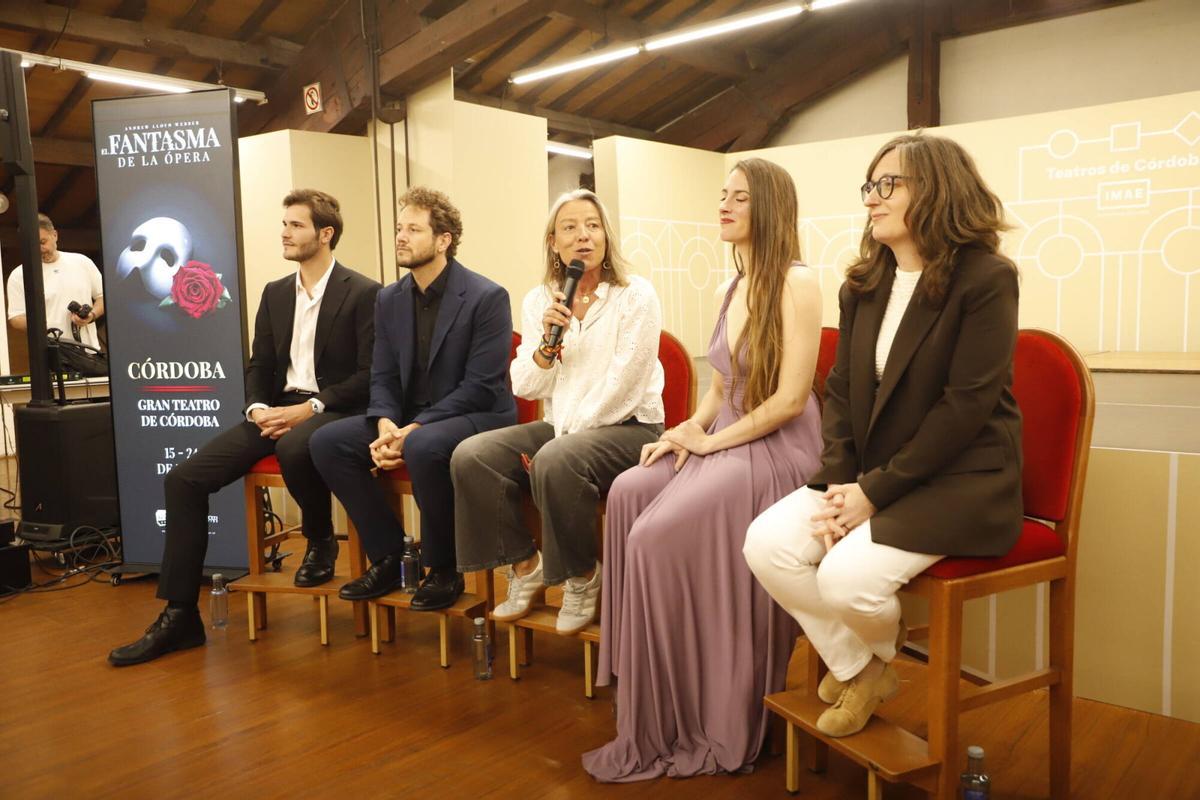 Rueda de prensa de presentación de 'El fantasma de la ópera' en el Gran Teatro de Córdoba, con Daniel Diges, Rubén López y Eva San Martín, protagonistas del musical, y Ángela Gudino, de la productora, junto a la presidenta del IMAE, Isabel Albás.
