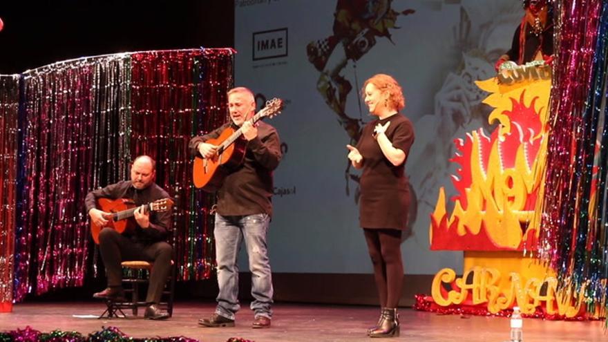 El maestro, homenaje del carnaval a Julio Anguita