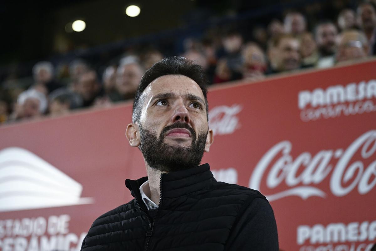 VILLARREAL, 15/02/2025.- El entrenador del Valencia CF Carlos Corberán durante el partido de la jornada 24 de LaLiga entre el Villarreal CF y el Valencia CF, este sábado en el estadio de la Cerámica.- EFE/ Andreu Esteban. villarreal . valencia. liga españa 2024/2025 villarreal . valencia. 24. accion. la ceramica