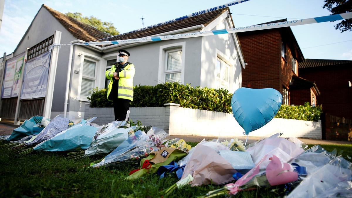 Coronas de flores en recuerdo de David Amess en el lugar en que fue asesinado.