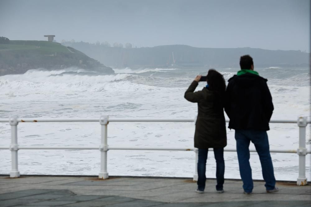 Oleaje en San Lorenzo, en Gijón