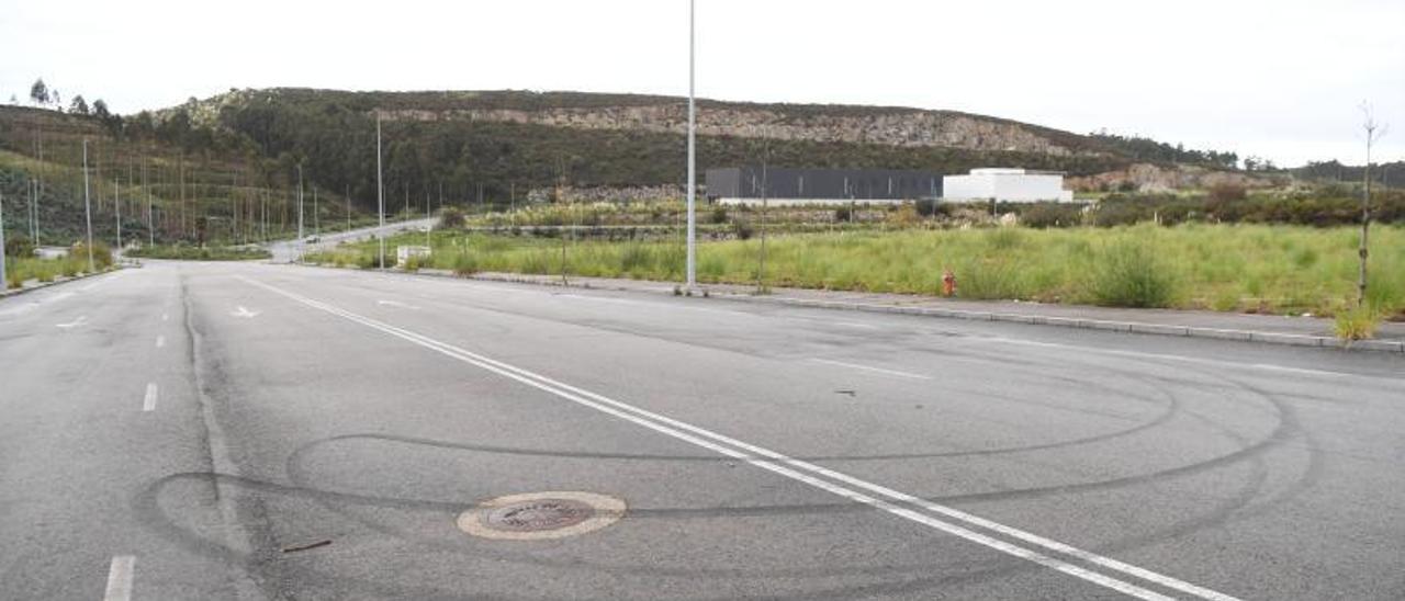 Marcas de las ruedas sobre el asfalto en el polígono de Vío. |   // CARLOS PARDELLAS