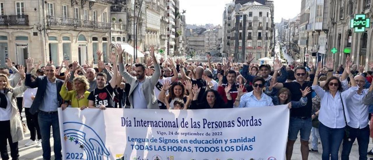 Cientos de ciudadanos durante la manifestación, que fue desde Praza da Estrela a Porta do Sol.