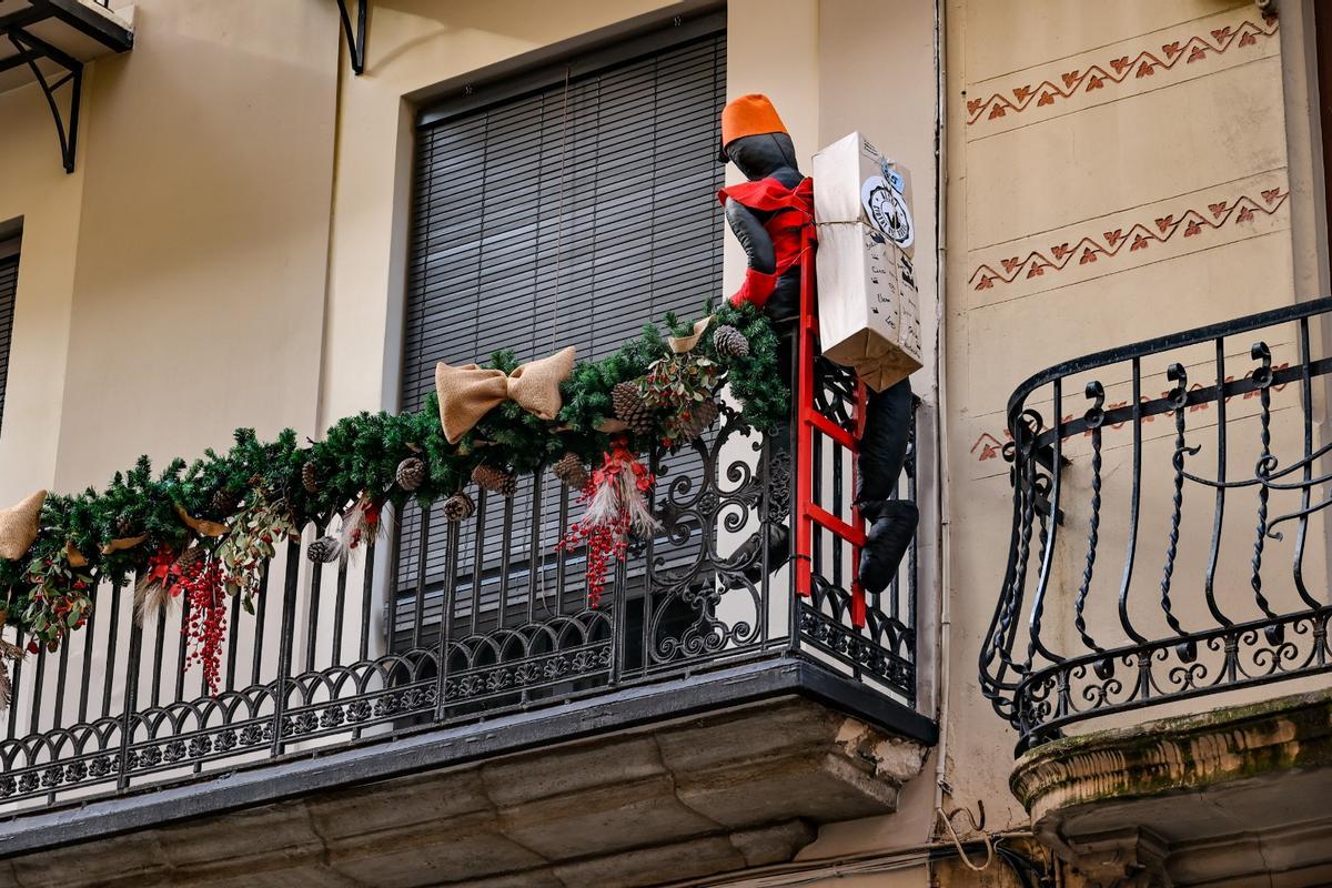 Los pajes negros decoran las fachadas de Alcoy