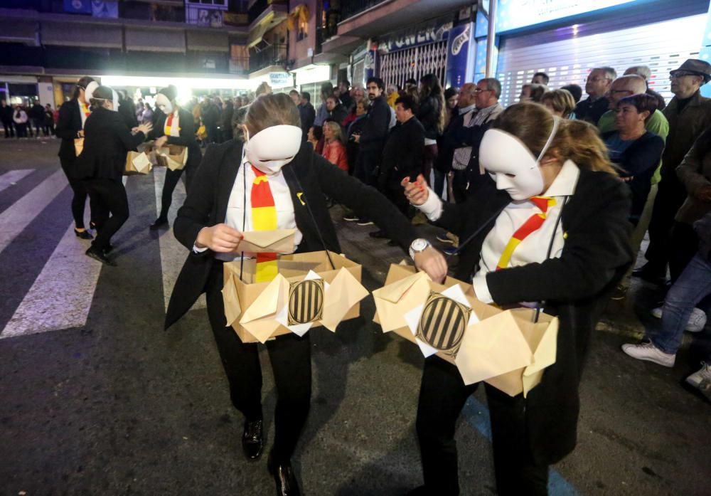 La sátira llena las calles de Benidorm en el Desfile del Humor