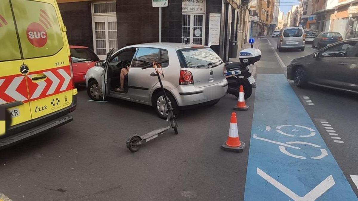 La patineta y el coche implicados en la colisión de Guanarteme.