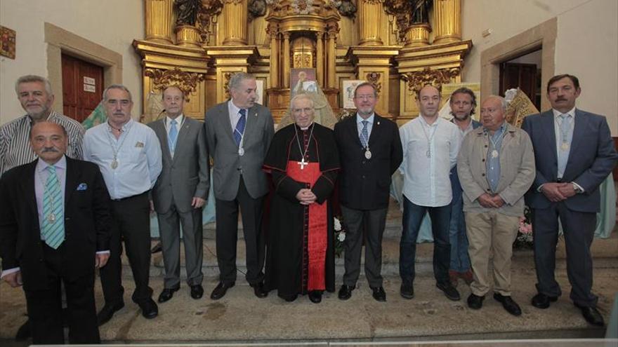 Una muestra recoge los mantos más destacados de la Virgen de la Montaña de Cáceres