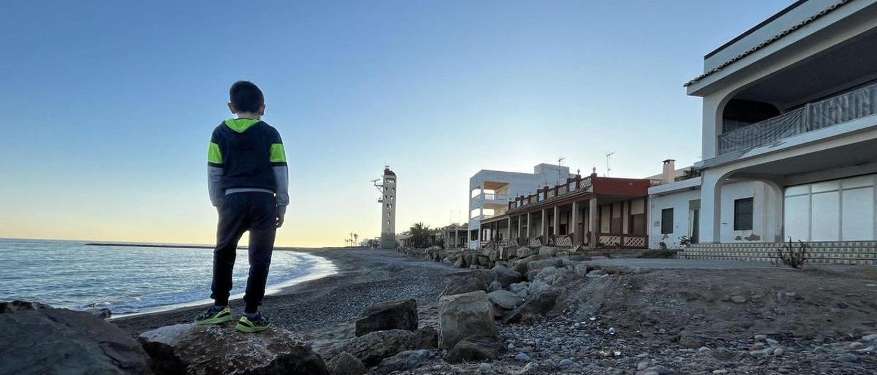 El último temporal volvió a dejar en evidencia que 'les casetes' siguen estando en peligro y que el muro aún es necesario, según defiende el alcalde.