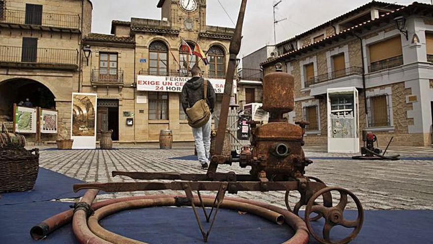 Un joven pasea por la Plaza Mayor. | Jose Luis Fernández