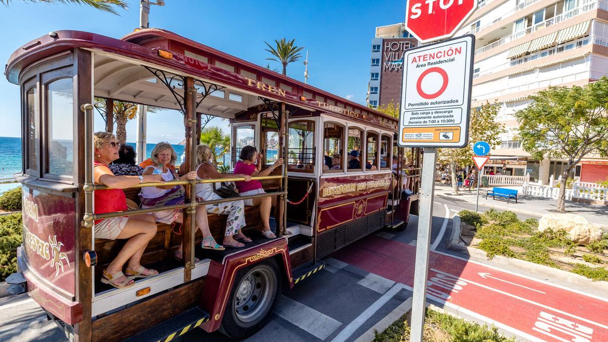 Uno de los últimos viajes realizados por el autobús turístico, cuya paralización ha ordenado el Ayuntamiento.