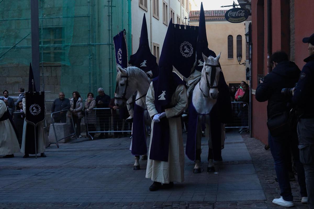 La procesión de Jesús del Via Crucis brilla modificando su recorrido habitual
