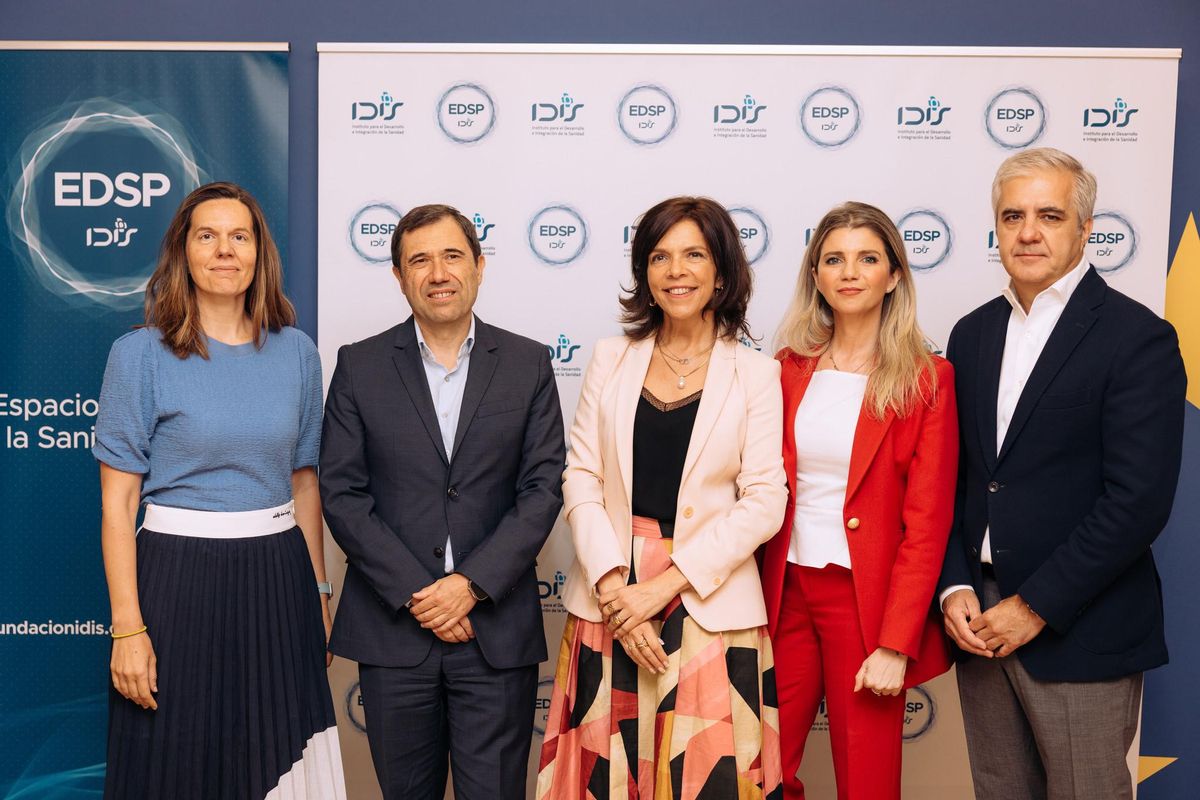 De izq. a dcha. Ruth del Campo, directora general del Dato del Ministerio para la Transformación Digital y de la Función Pública; Juan Fernando Muñoz, secretario general de Salud Digital, Información e Innovación del SNS del Ministerio de Sanida; Marta Villanueva, directora general de la Fundación IDIS; Luisa Bautista, socia de Salud y Sanidad de Iberia en Accenture; y Patxi Amutio, secretario general de la Fundación IDIS