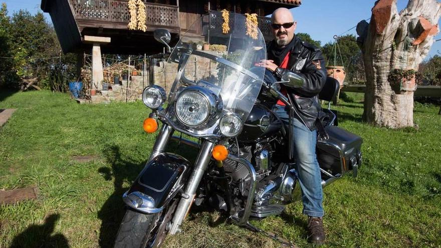 Víctor Manuel Suárez, en su moto, ante una panera en Busto de Gozón.