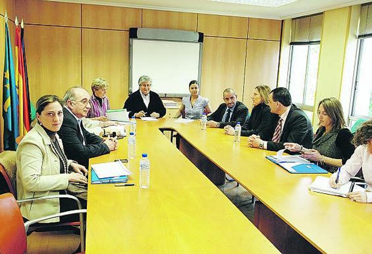 Representantes de las patronales del transporte, durante su reunión con miembros del Gobierno del Principado.
