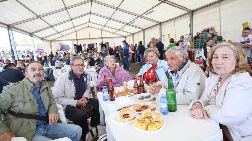 La familia Teresa Paniagua, ayer por la tarde, con los bollos, la empanada y la tortilla en la carpa de La Florida.