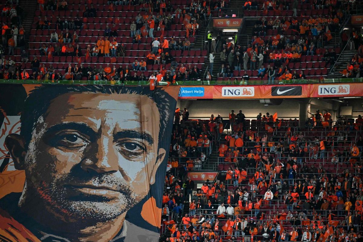 Supporters hold a banner to welcome Netherlands' coach Xavi Hernandez before the UEFA Nations League (League A, Group A2) football match between Netherlands and Germany at Johan Cruijff ArenA in Amsterdam on September 24, 2026. (Photo by NICOLAS TUCAT / AFP)