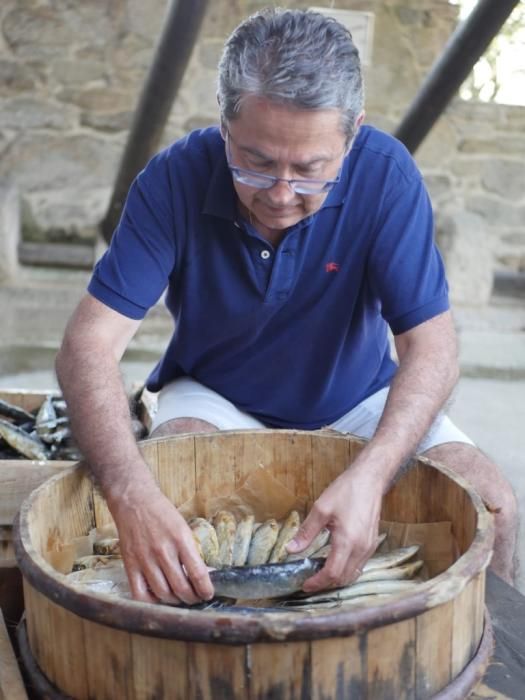 El Museo de la Salazón recibe las rutas de la Diputación y acoge una degustación de sardinas