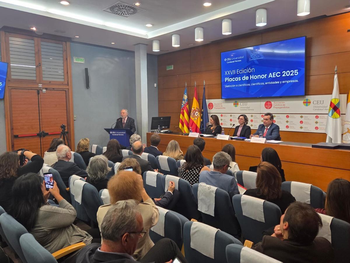 Un momento de la intervención de Enrique de la Rosa.