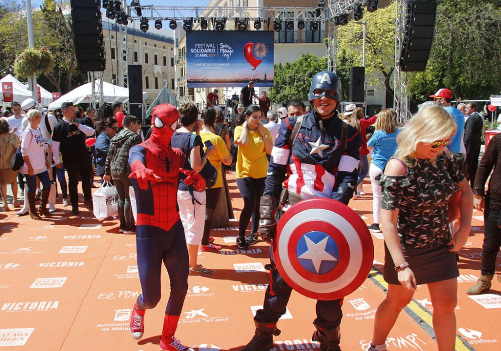 El Festival solidario Soles de Málaga contó con la presencia en la calle Alcazabilla de algunos personajes de Star Wars y de superhéroes de Marvel.