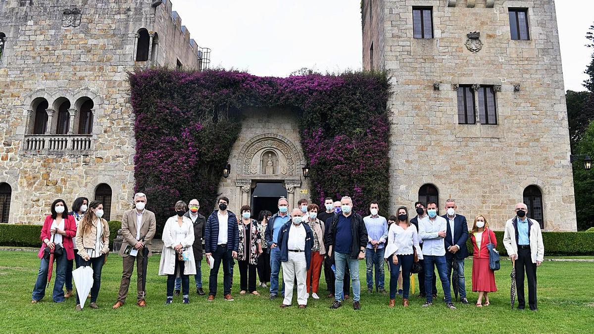 Concejales de distintas corporaciones de Sada desde 2007, ayer en el pazo de Meirás.   | // CARLOS PARDELLAS