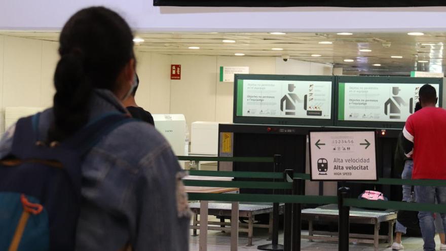 Una persona mirant una càmera tèrmica a l&#039;estació de Sants de Barcelona