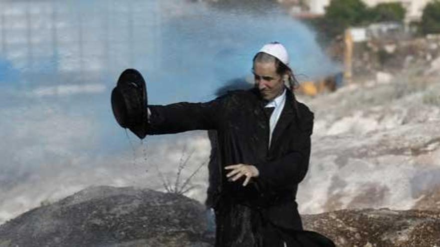 Un ultraortodoxo, en una protesta contra la policía israelí.