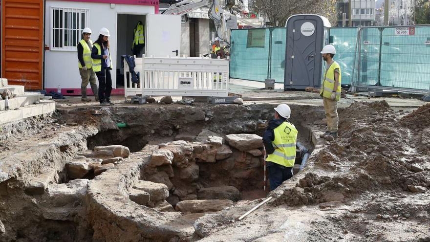 Restos de viviendas y vía pública que afloran en Elduayen con los trabajos de excavación.   | // R. GROBAS