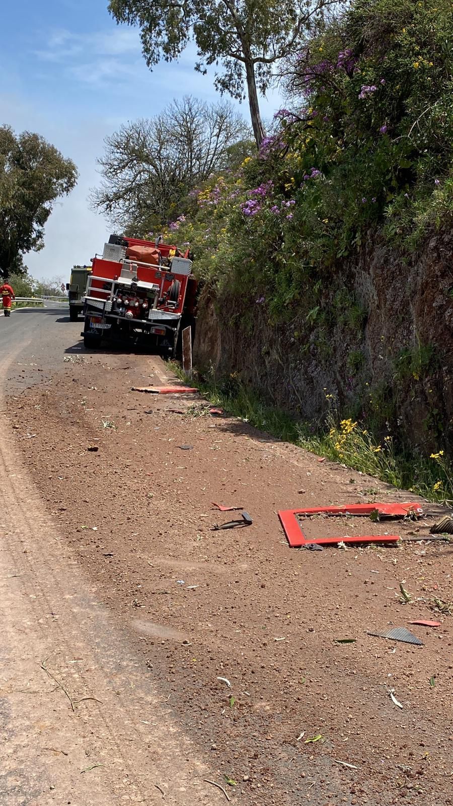 Un camión de la UME se estrella contra un talud tras sufrir una avería