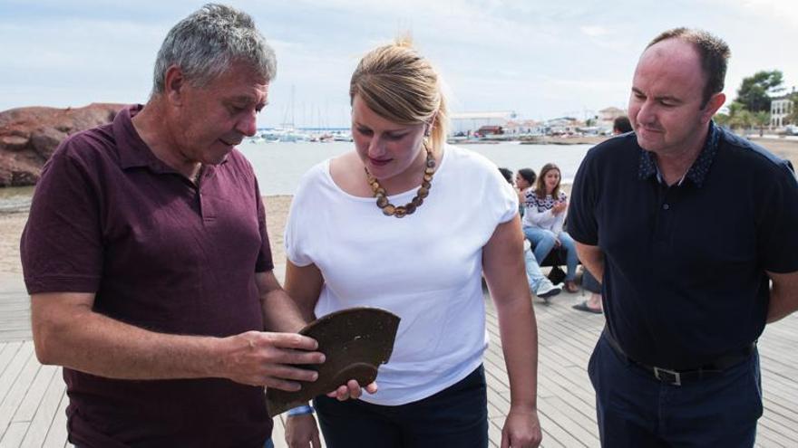 La alcaldesa de Mazarrón y los investigadores con el plato hallado.