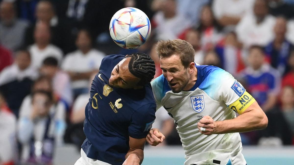 Koundé pelea por un balón aéreo con Harry Kane, el delantero inglés.